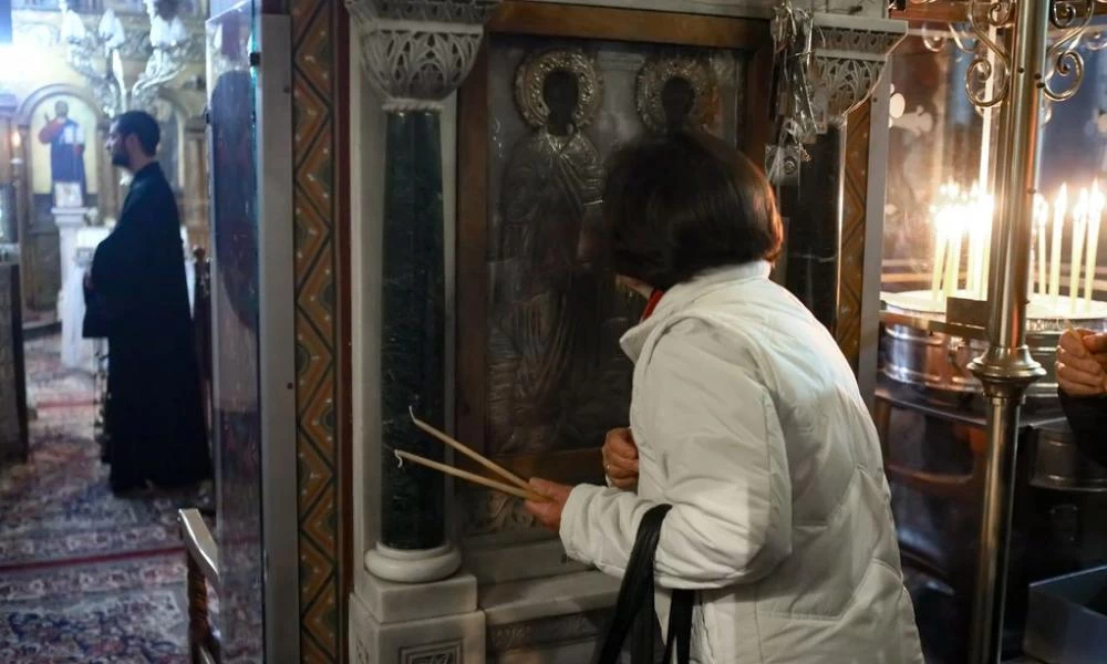Πιστή "μπουγέλωσε" αστυνομικούς για… το πρόστιμο της μάσκας!